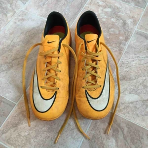  - Fotbollsskor för träning på grus. Märket Nike. Storlek 38. Köparen betalar frakten