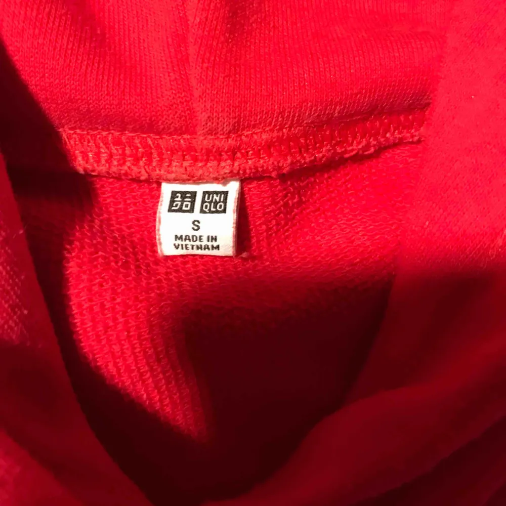 Röd lite croppad hoodie från uniqlo. Använd men i bra skick. Köparen står för frakten. . Hoodies.