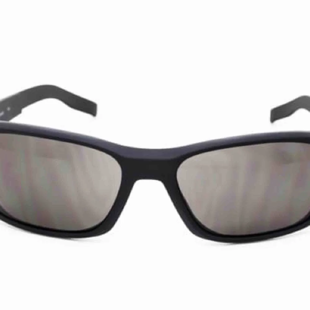 Ett par riktigt fina solglasögon i märket Julbo Inköpt på frilufts butik för 899kr  har poloroid glas. Övrigt.