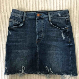  - Helt ny jeanskjol från Zara. Köparen står för frakt!