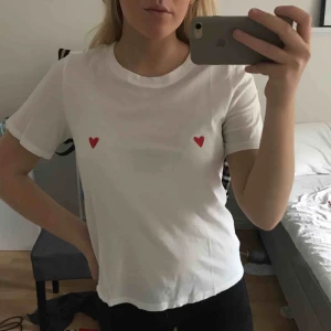  - En t-shirt från monki som är använd en gång. Köparen står för frakt! 💗