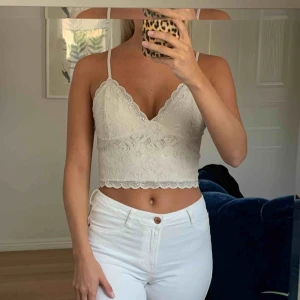  - Beige/vit festtop i spets från bikbok med reglerbara band i storlek XS. Säljer pga används aldrig. Frakt tillkommer!
