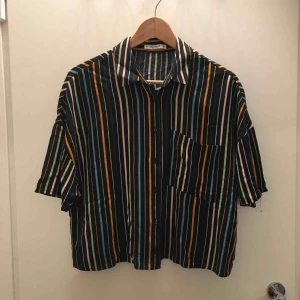  - Superfin randig skjorta från Pull and bear! Skönt och lite ”fladdrigt” material, dessutom nyskick då den knappt kommit till användning! Köparen står för frakt💕