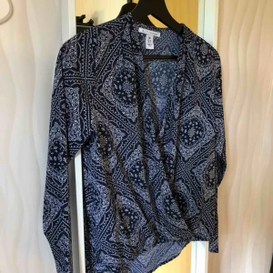  - ”Fluffig” blus som inte ska sitta tight, väldigt skönt material!! Använd ett fåtal gånger så den är så gott som ny!! Jag bjuder på frakt