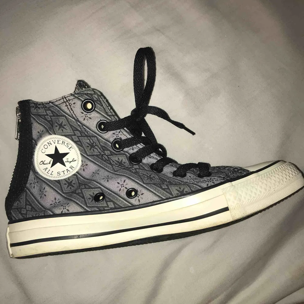  Höga Converse med coolt mönster och med dragkedja, frakt tillkommer. Skor.