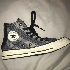  -  Höga Converse med coolt mönster och med dragkedja, frakt tillkommer