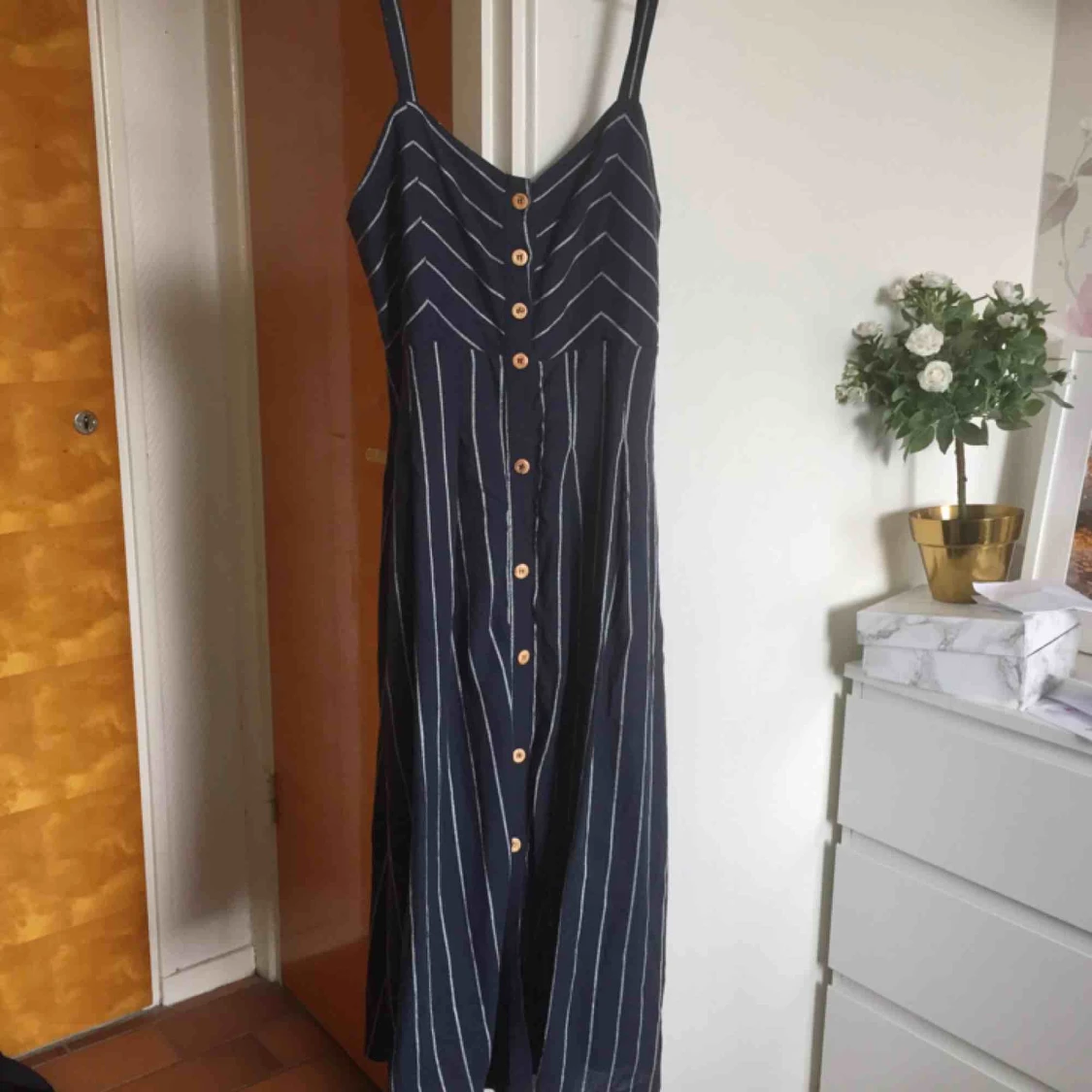 Klänning med knappar  - 91