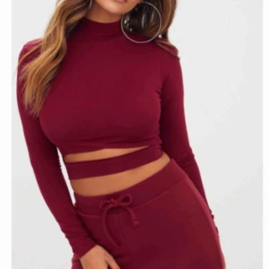  - Jättefin tröja från pretty little thing, jag har en garderobsrensning just nu och denna tröja har tyvärr inte kommit till användning, därav säljs den. aldrig använd. lappar sitter kvar. pris kan diskuteras. fraktar men du står för kostnaden