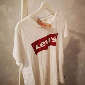 Oanvänd t-shirt från Levi's. 