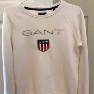 - Säljer min Gant tröja som tyvärr aldrig kommer till användning. Har använts ca 1-2 gånger. Fraktar endast🤩