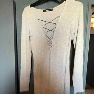  - Snygg urringad figursydd klänning