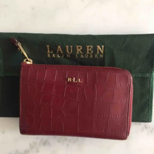  - Äkta Ralph Lauren plånbok i vinröd färg .