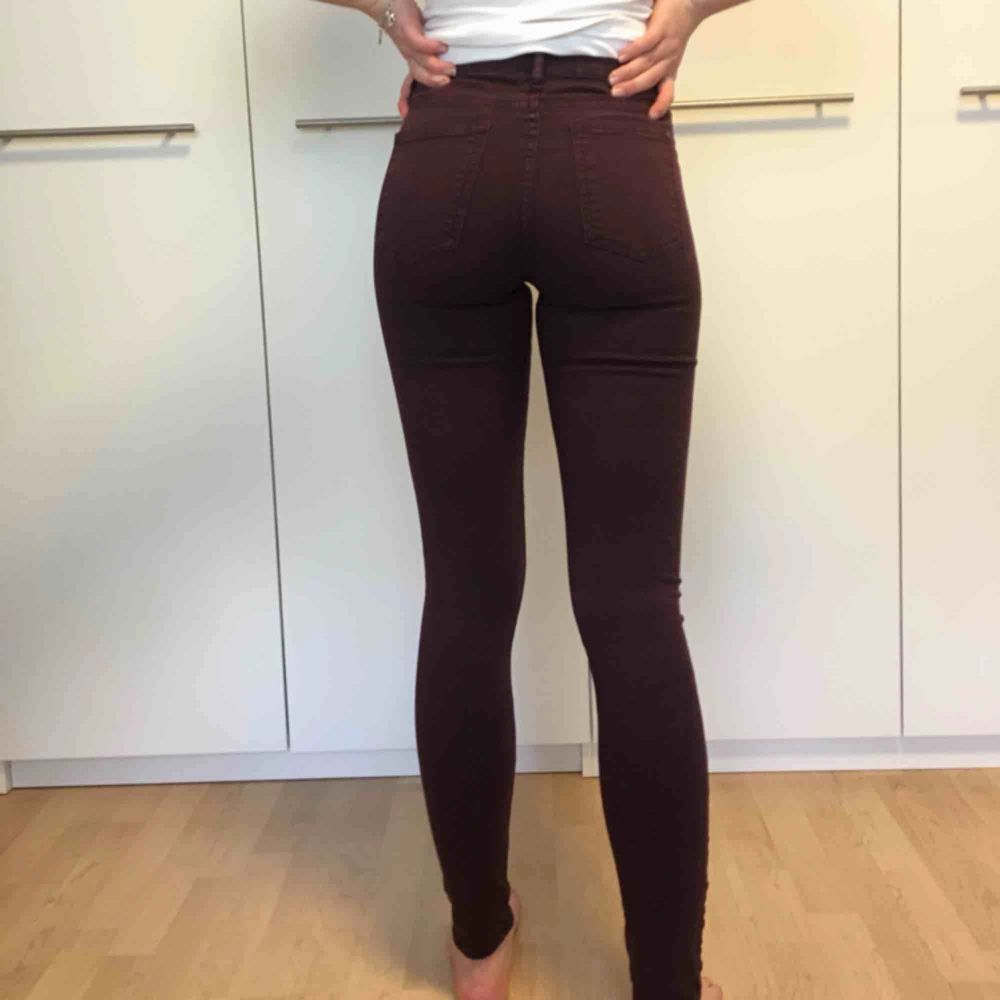 Plommonfärgade jeans från Cubus i modellen jegging Jane. Hon på bilden är 171cm lång❣️. Jeans & Byxor.