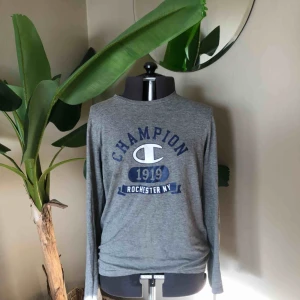  - Sjukt snygg tröja från champion! Barnstrl L, men passar mig som är en medium & D-kupa upptill bra. 