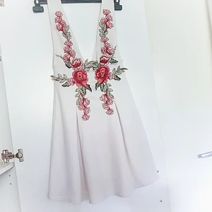  - Superfin klänning perfekt till midsommar! Frakt tillkommer på 36 kr 😀