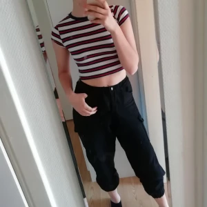  - Croptop randig t-shirt. Använd men inget fel på den. 