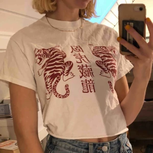  - Najs t-shirt köpt på Brandy Melville! Använd ett fåtal gånger, så i bra skick:) Kan mötas i Sthlm eller frakta (då delar vi på frakten) 