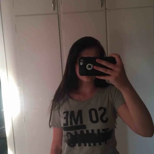  - Grå ”so me thing” T-shirt”