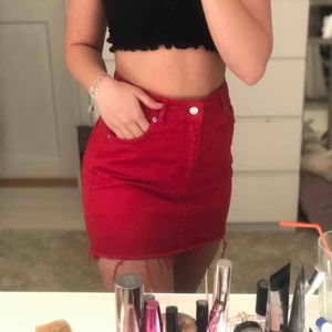  - Röd jeans kjol från top shop, storlek 34 men passar även 36! Köpt för 399kr. + 20kr frakt