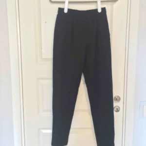  - Helt nya och JÄTTEsnygga kostymbyxor från Vila. De är svarta med ”väck” vid fickorna. De har dragkedja och knapp.  Betalning sker via swish🖤 Kan mötas upp i Uppsala!