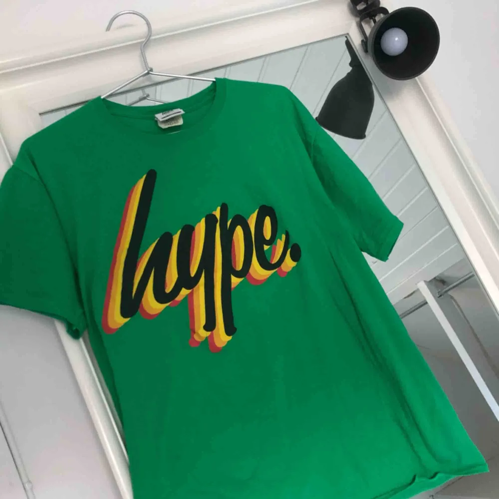 T-shirt från Hype, strl XL, mer som en L. Exklusive frakt . T-shirts.
