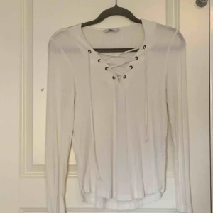 - Fin vit, tunn och ribbad tröja från Only. Den har en snörning vid V-ringningen (jättegulligt). Betalning sker via swish💚 Kan mötas upp i Uppsala!