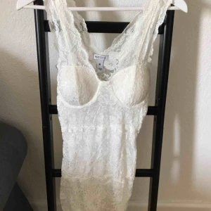  - Vit klänning. Aldrig använd 