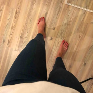  - Jeans i mörk tvätt från Gina Tricot i modellen ”molly” strl. M. Säljer pågrund av att de ej används. Nypris 299kr. Fraktkostnad tillkommer. 