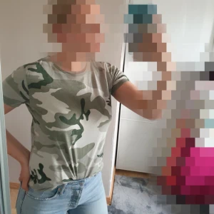  - Supersnygg militärmönstrad t-shirt från lager 157! Storlek M men passar även S 