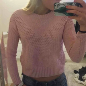  - Ljusrosa stickad tröja från H&M Storlek XS Köptes för 200kr säljer för 50kr  Går att skickas mot fraktkostnad