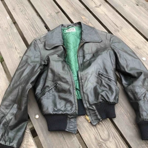  - Vintage skinnjacka. 70-tal. Trevligt skick. 48 på lappen sitter som small. Kan hämtas i Uppsala eller skickas mot fraktkostnad 
