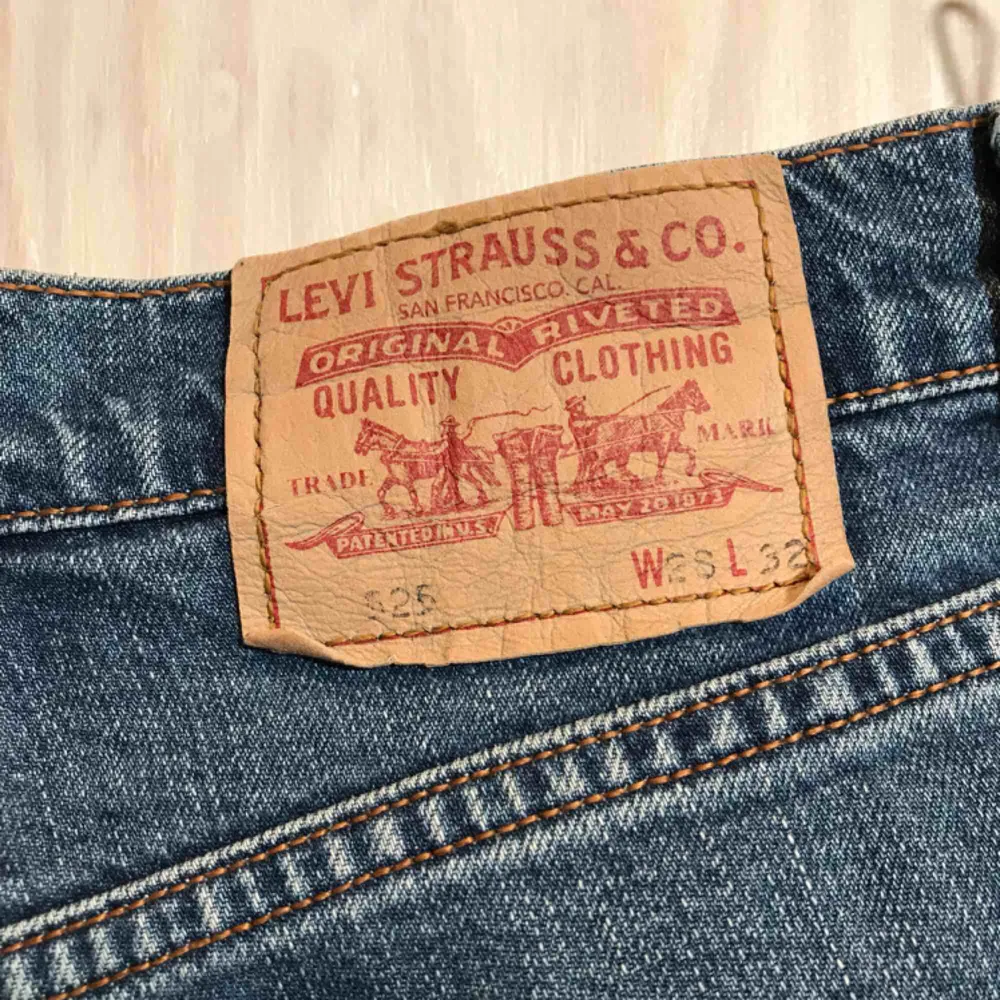 Levis jeans 😊 Möts gärna upp i Stockholm men postar självklart också om nödvändigt, köpare står då för frakt 😊 Kika gärna på mina andra grejer, har haft en stor garderobsrensning så finns mycket att fynda 😁. Jeans & Byxor.