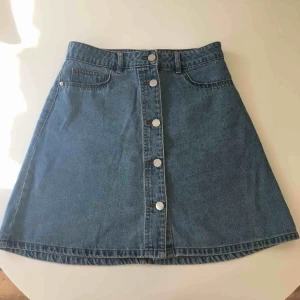  - Jeanskjol i något klockad modell från Noisy May (Asos). Endast använd en gång, säljer då den är för liten för mig