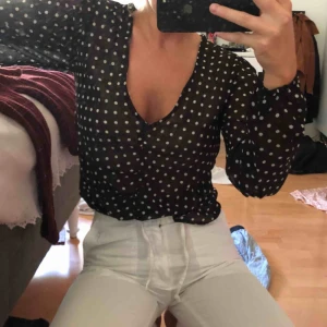  - Oanvänd blus från Nakd