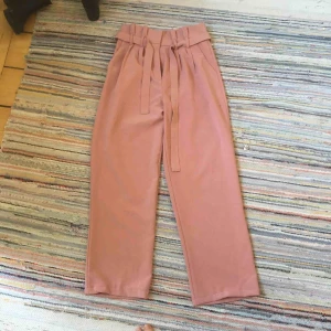  - Supersnygga och trendiga sommarbyxor från Bikbok. Väldigt sparsamt använda. 