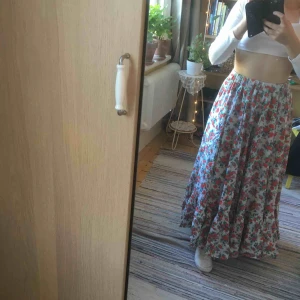  - Somrig luftig kjol. Faller fint och sitter bekvämt. Sparsamt använd och i gott skick. 