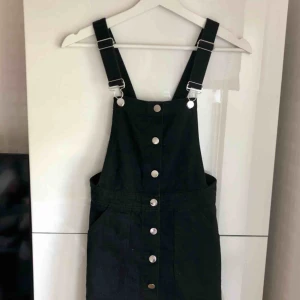  - Svart jeans klänning med silvriga knappar. Super fin med en t-shirt under!  120 kr + frakt. 🌸