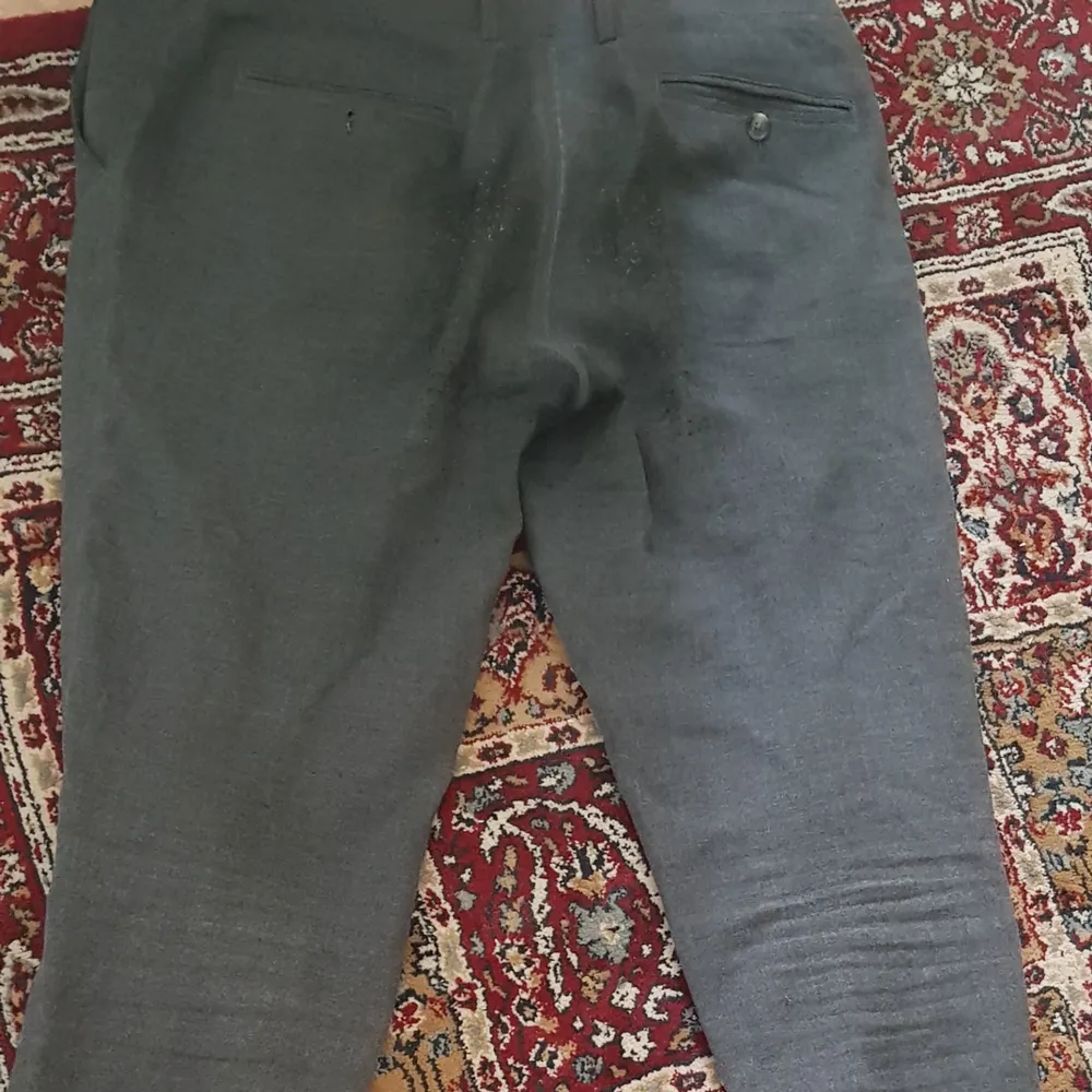 Slitna men stilrena Samsöe Samsöe byxor till ett bra pris.  Strl 50   . Jeans & Byxor.