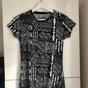  - Svartvit mönstrad t-shirt.  30 kr + frakt. 🌸 