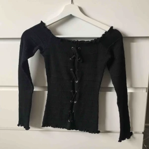  - Oanvänd, hundar finns i hemmet. 80kr för toppen, 50kr för frakten 