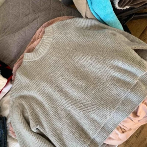  - Stickad tröja från H&M, köpt för 500kr säljer för 200kr. Tar emot swish