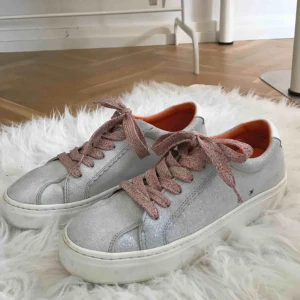 Sneakers från Zara - Glittriga sneakers från Zara, använda 1 gång💗 Ska försöka få till frakten så billigt som möjligt!!!