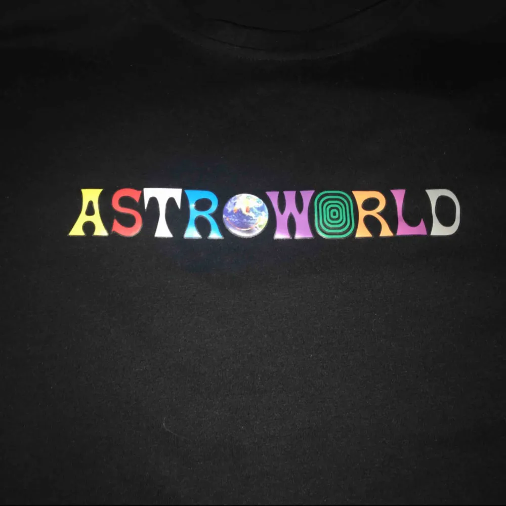 Svinsnygg ”Astroworld” t-shirt i skönt material! Köpte den i L men den den sitter som en M eller lite oversized S. Frakt ingår! 😉(de är en kopia för alla som undrat!) . T-shirts.