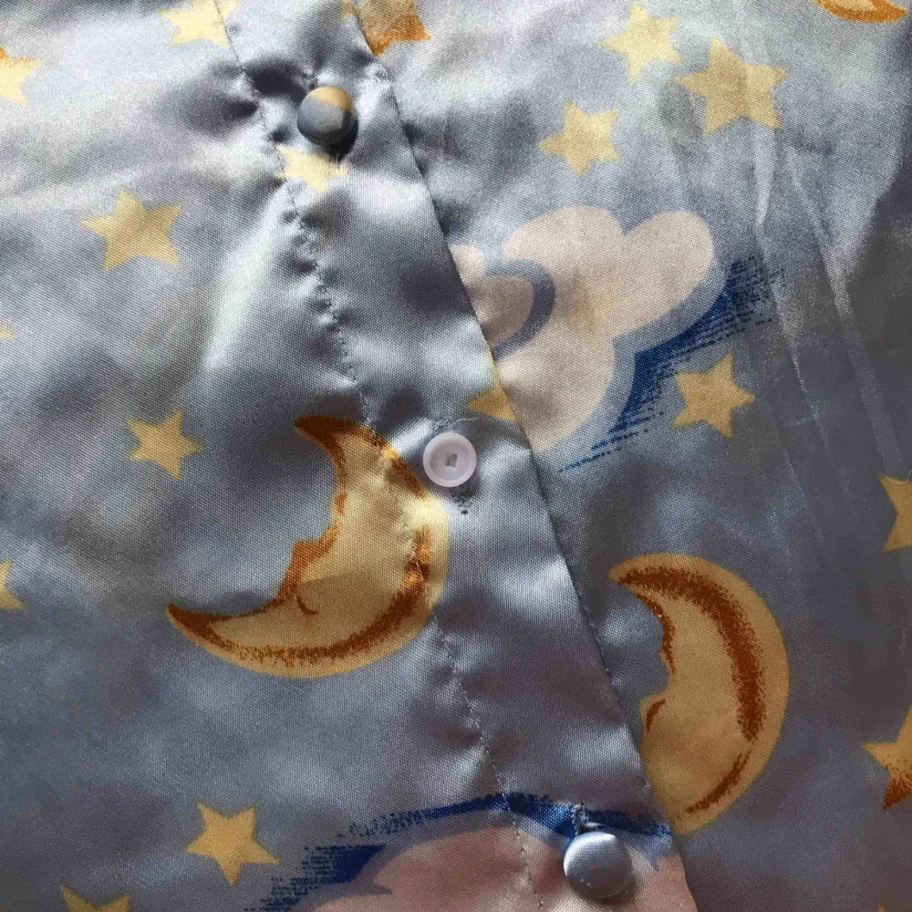 💌Frakt ingår! 💌 Supergullig ljusblå pyjamastopp från Avon • passar perfekt med ett par utsvängda byxor och platåboots i sommar • 100% polyester i storlek S • i bra skick men en knapp saknar tyg, se sista bilden . Toppar.
