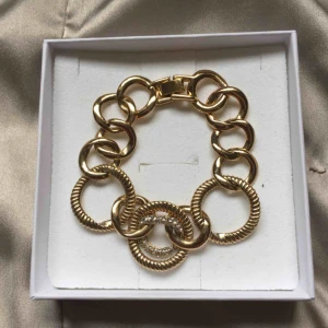  - Armband i guld med Swarovski kristaller från More to Adore by Swarovsk