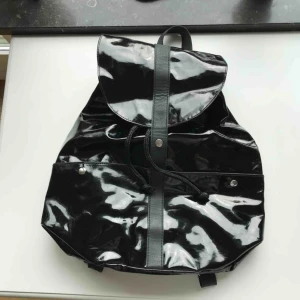  - En behändig ryggsäck i lack från Monki. Den är använd men har mkt kvar att ge. Perfekt för gymet eller badutflykten! Fraktar för 63 kr (spårbart) eller möter upp i centrala GBG!