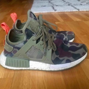  - Super snygga sneakers från Adidas. Väldigt Sköna men har Några få slitningar, kan skicka närmre bilder på det (därav det låga priset, kostade 1600kr som nya!).  Finns att hämta i Hammarbyhöjden, Stockholm eller skickas mot betalning.