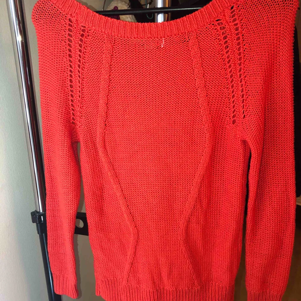 Orange knitted sweater Size: small. Stickat.