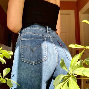  - Ett par supersnygga Levi’s 715 Bootcut jeans i strl 26. Köpta här på Plick men passar mig inte. Finns vissa fläckar bak på byxorna, oklart om de går att få bort. Syns däremot inte särskilt mycket! Skickar fler bilder om du vill