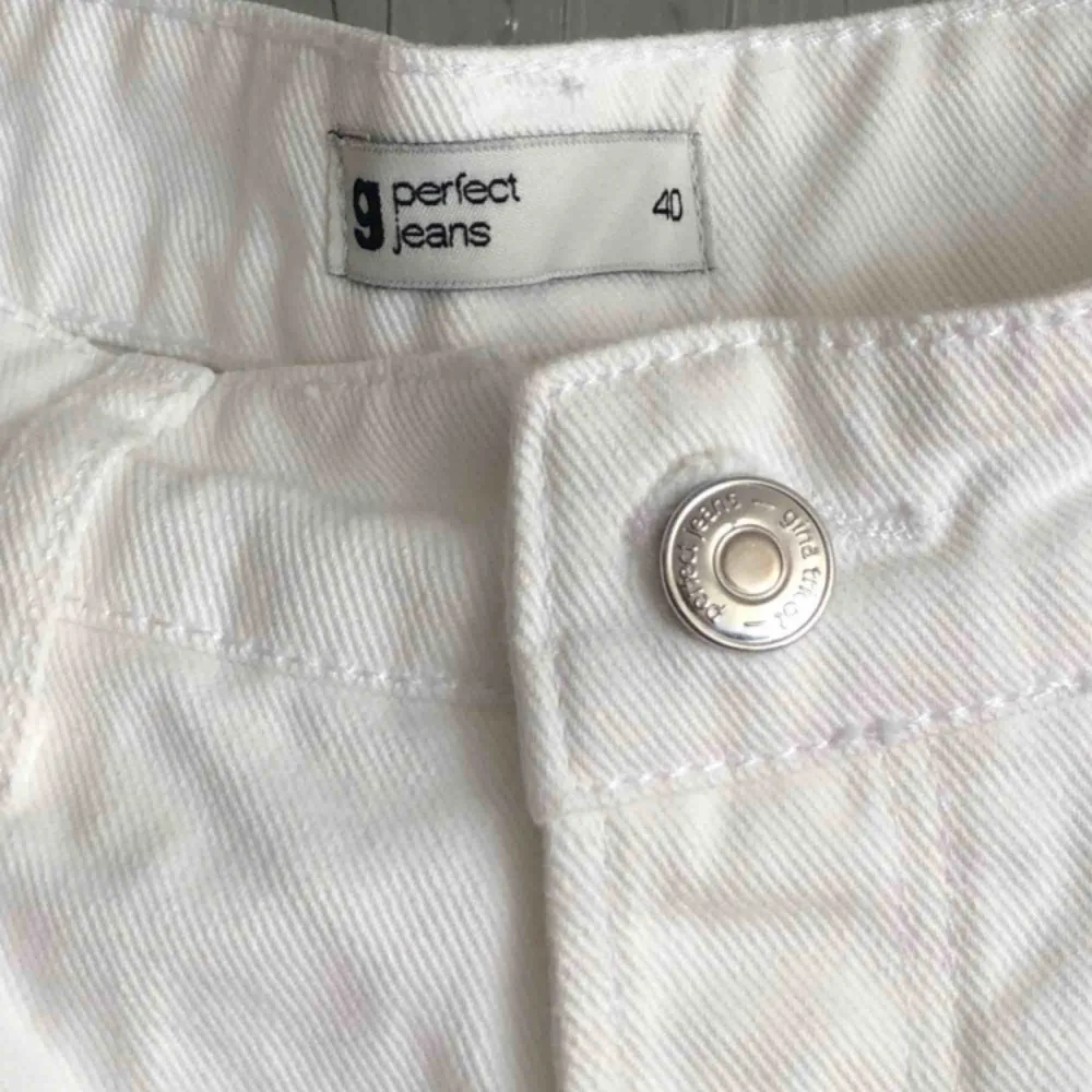 Avklippta vita jeans från ginatricot.  . Jeans & Byxor.